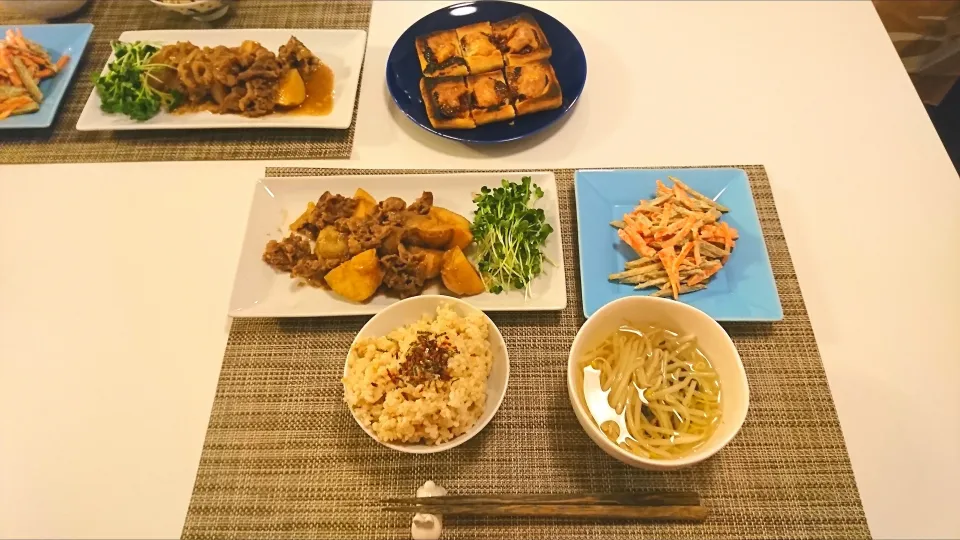 今日の夕食 甘酒肉じゃが、ごぼうサラダ、玄米、もやしとわかめのお吸い物、油揚げの味噌チーズ焼き|pinknari🐰🌈さん