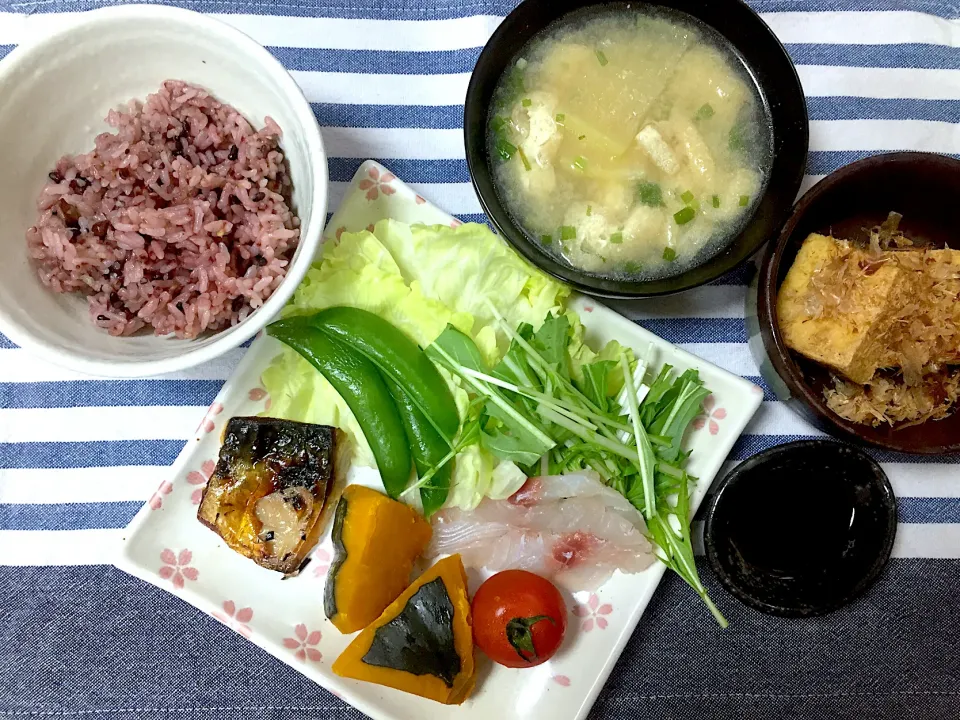 鯛のお刺身、鯖塩焼き、カボチャ煮物、焼き絹揚げ、薄揚げと大根の味噌汁|jackybeanさん