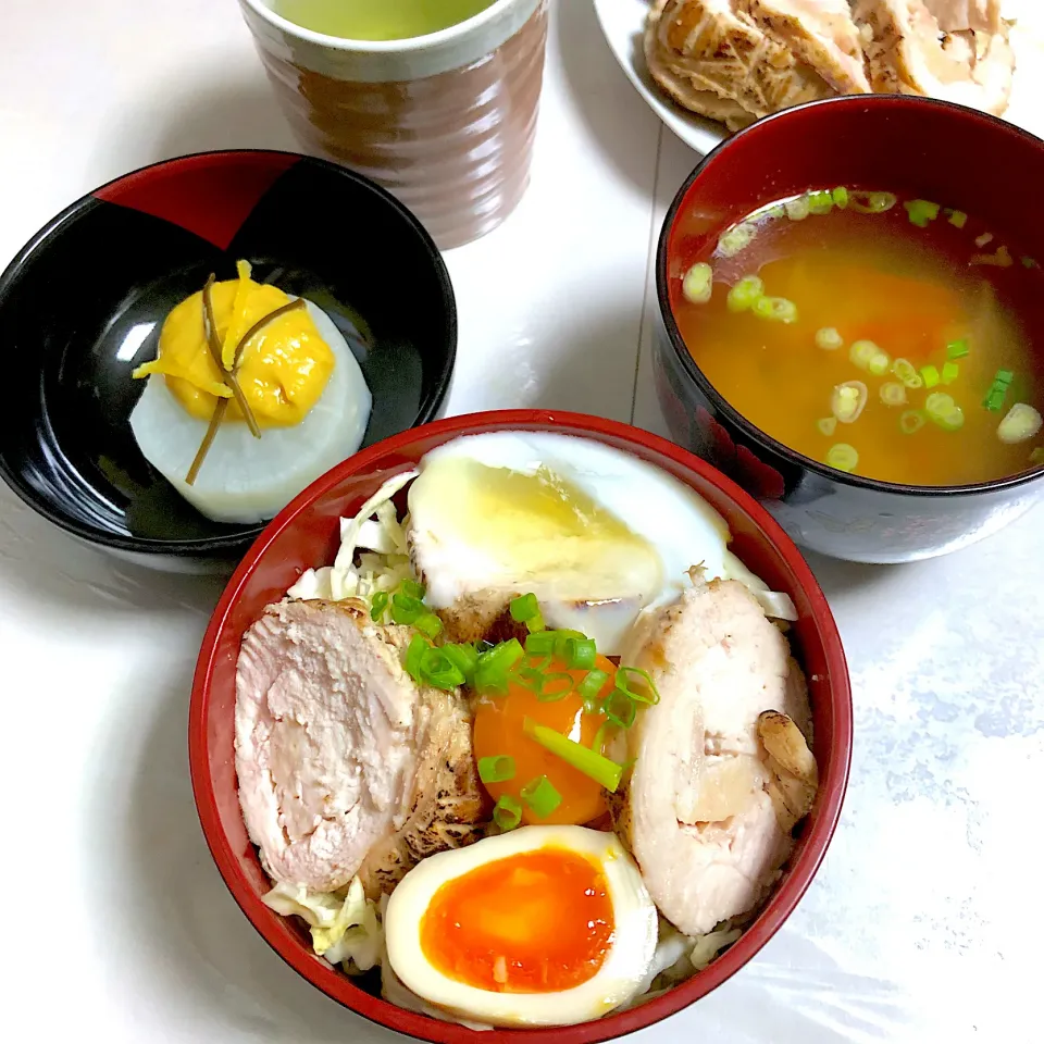 旦那の手作り鶏チャーシュー丼|ぷーはるひゅうさん