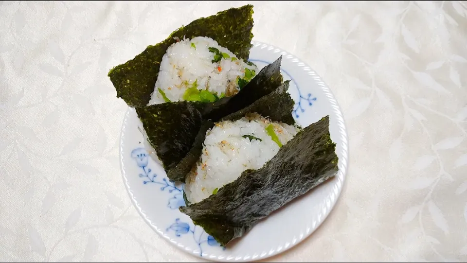 Snapdishの料理写真:3/9の夜勤弁当
じゃこと水掛け菜漬けの混ぜ込みおにぎり|卯月さん