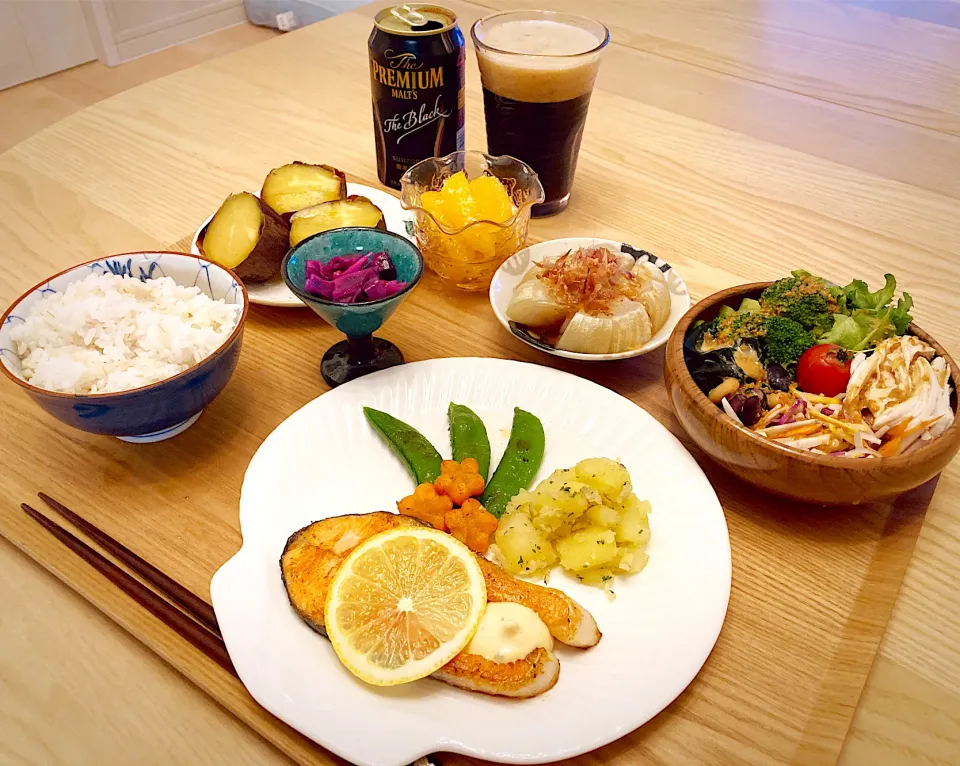 Snapdishの料理写真:今日の夕食　サーモンのムニエル　蒸し鶏サラダ　新玉ねぎのレンチン蒸し　焼き芋バター　紫キャベツのハニーマスタード　はっさくの蜂蜜漬け|ふわ猫はなちゃんさん