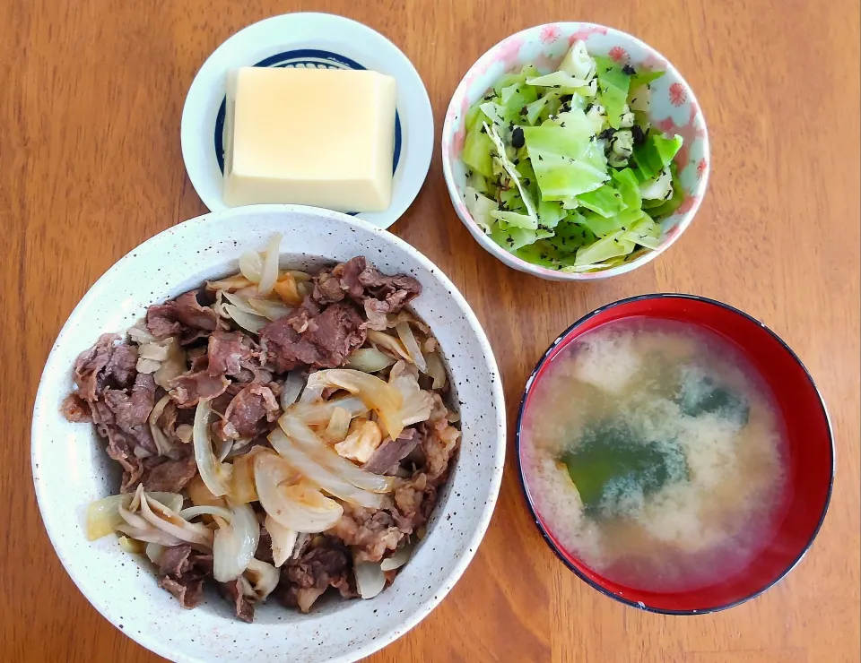 Snapdishの料理写真:３月３日　まいたけ牛丼　たまご豆腐　キャベツのゆかりナムル　お味噌汁|いもこ。さん