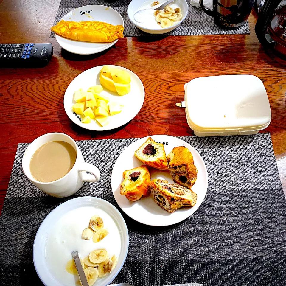 Snapdishの料理写真:3月 10日　朝ごはん　　チョコパンと抹茶つぶあんパン、カフェオレ、ヨーグルトバナナ、林檎|yakinasuさん