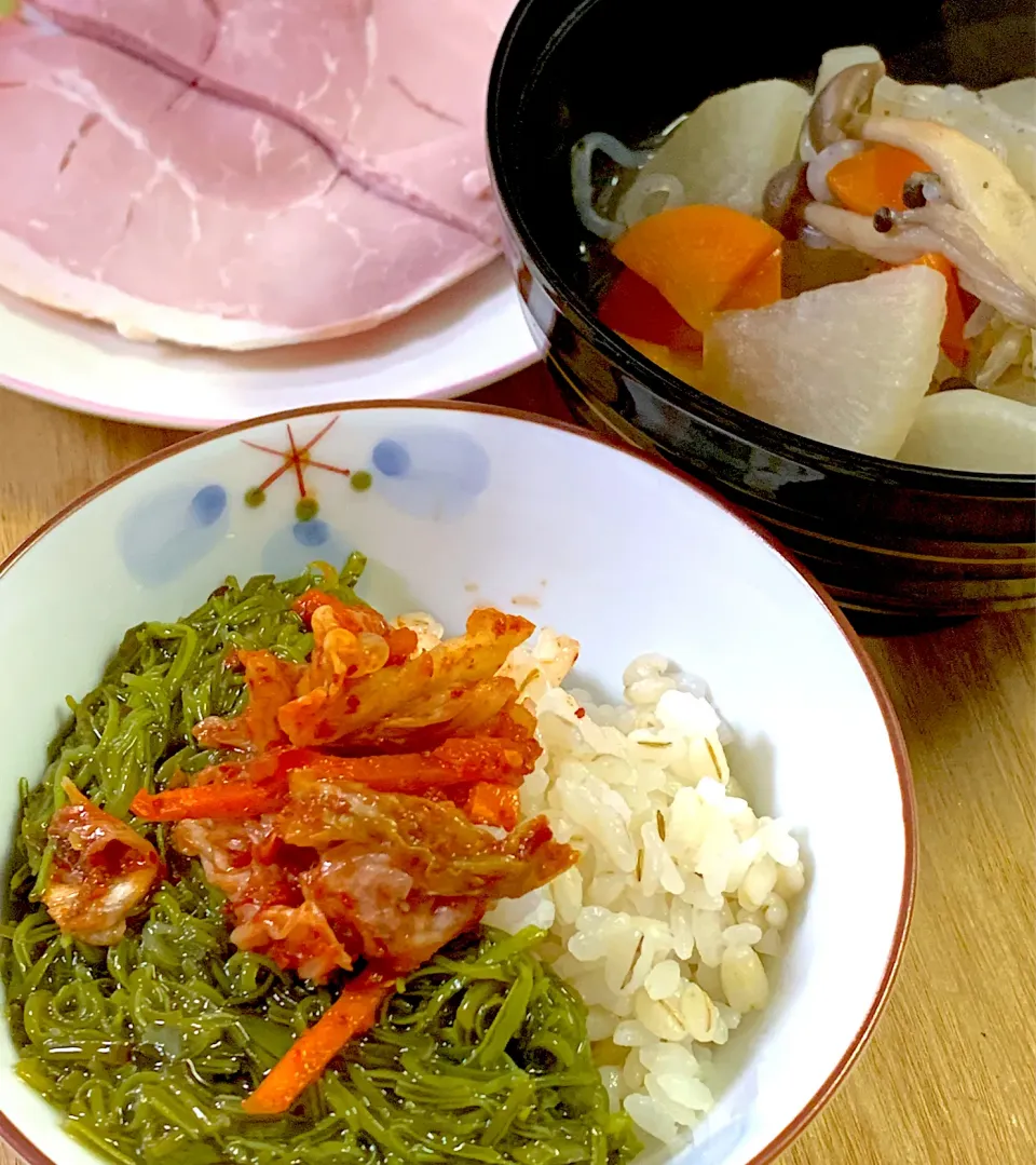 Snapdishの料理写真:朝一の炊き立てホカホカ＆めかぶキムチ🍃|sakura_iroさん