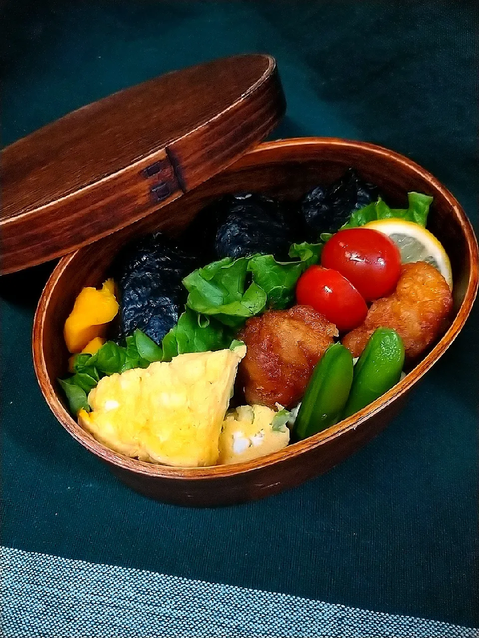 卵焼き・塩おにぎり海苔付・唐揚げ
   今日のお弁当*17|cheryl_tasteさん