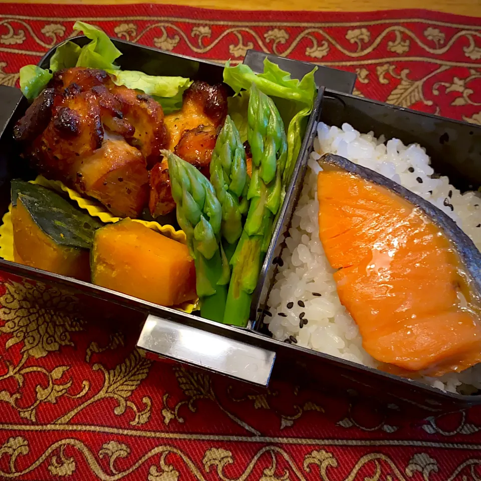 グリルチキンと、南瓜の煮物と、アスパラガスと焼き鮭弁当|もえさん