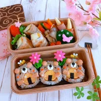 Snapdishの料理写真:くまさん🐻おにぎり🍙食べるよ～♪
春のおにぎり弁当