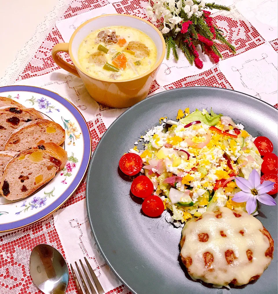 《チーズハンバーグと新じゃがのシチュー》|ちゃべさん