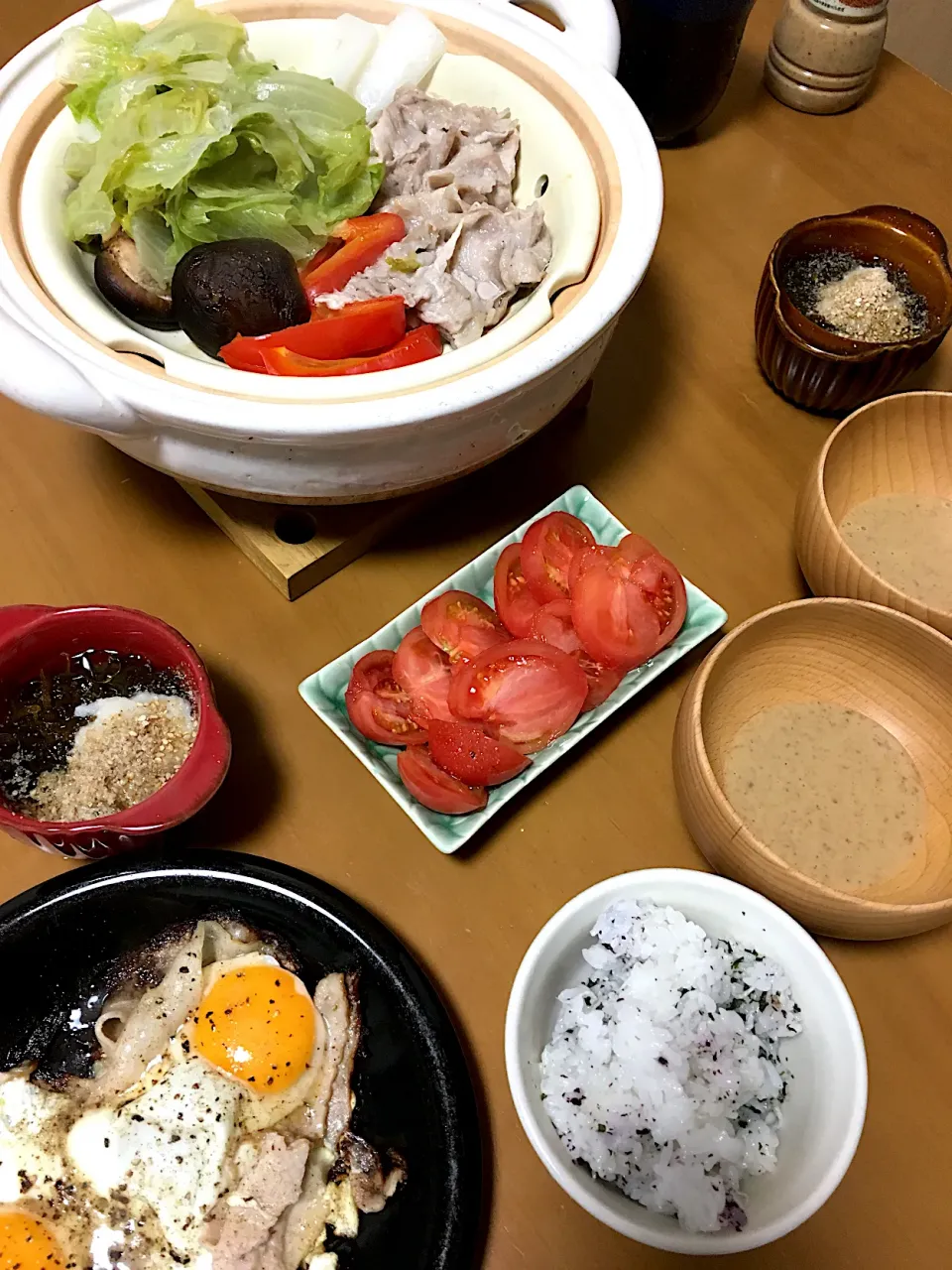 Snapdishの料理写真:しゃぶしゃぶ用豚＆野菜を蒸しで。きび砂糖トマトスライス、ベーコンエッグ、もずく酢、わかめゆかりご飯😋|さくたえさん