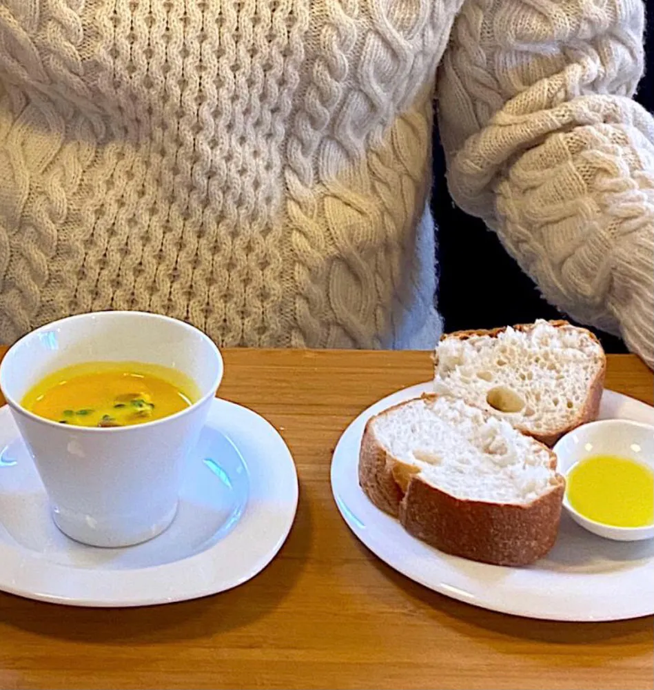 スープ&サラダにパンで簡単に昼ごはん|ばくあんしゃさん