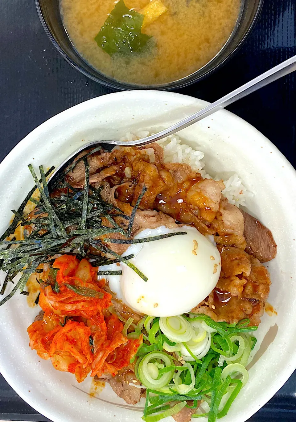 Snapdishの料理写真:旨辛牛焼ビビン丼 550円 松屋|すくらんぶるえっぐさん