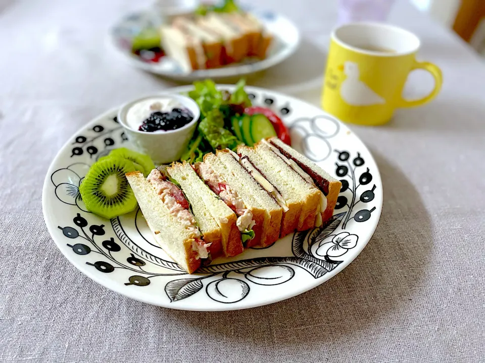 Snapdishの料理写真:ツナ野菜サンドとチョコバナナサンド|ゆかりさん