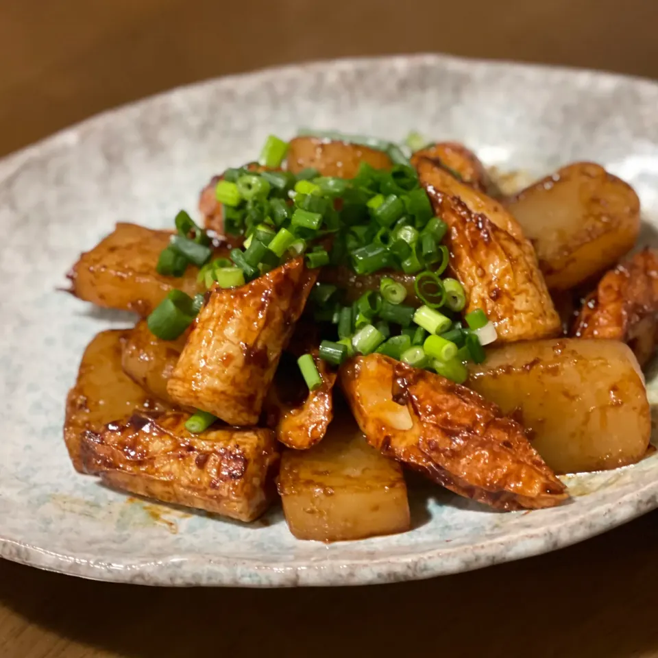 からあげビールさんの料理 ヘルシーおつまみ♡プリプリこんにゃくの旨辛炒め✨竹輪もin😆|ナガマンさん