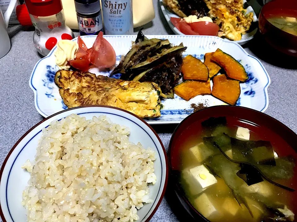 ほぼOne-Plate Dishで #夕飯 ロウカット玄米、豆腐ワカメ昆布味噌汁、One-Plate Dish(玉子焼き茄子炒め南瓜トマト、天日塩花椒味の素醤油マヨ)|ms903さん