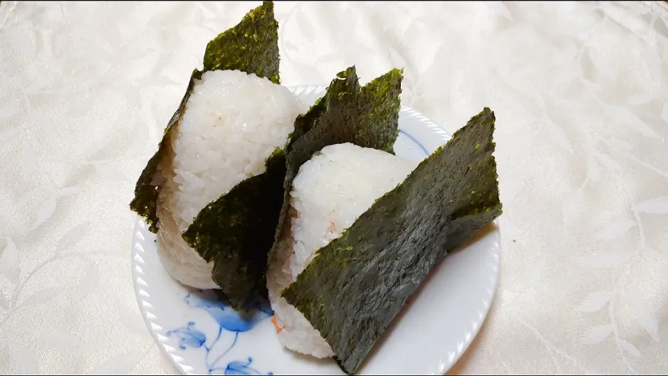 Snapdishの料理写真:3/10の夜勤弁当
塩鮭のおにぎり🍙|卯月さん