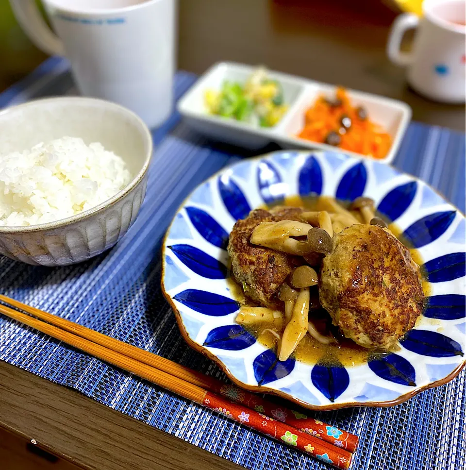 Snapdishの料理写真:和風煮込みハンバーグ　人参ラペ　白菜小松菜の辛子マヨ和え|ちぐあささん