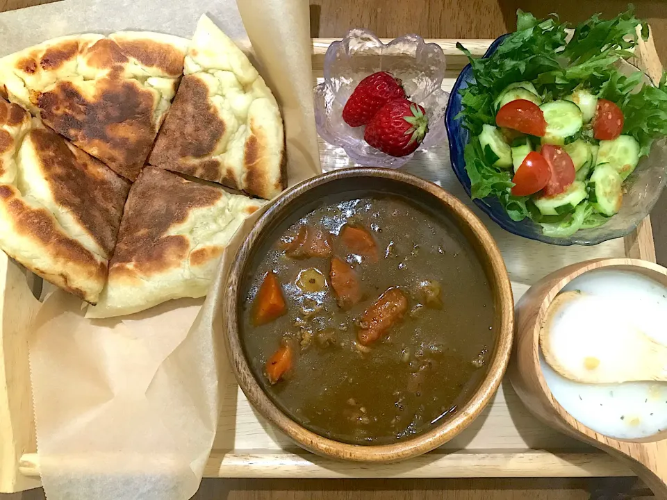 Snapdishの料理写真:チーズナンとカレーセット|ゆうかさんさん