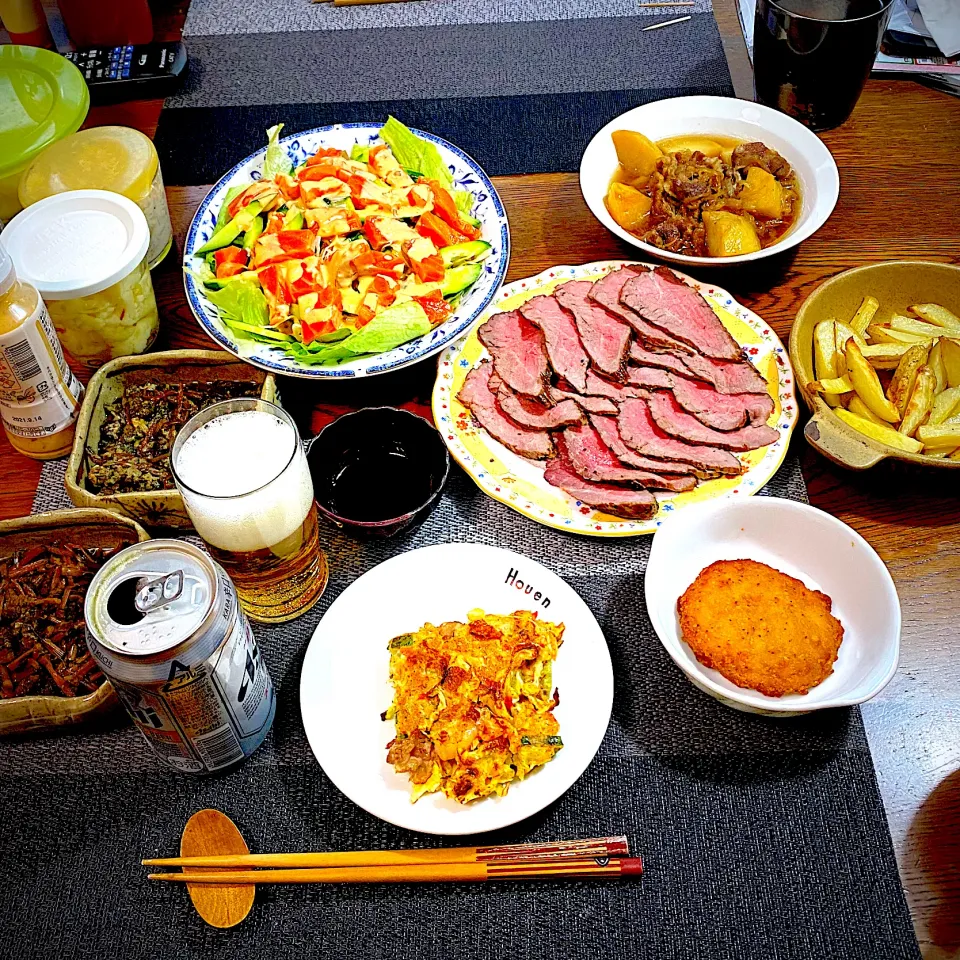 ローストビーフ、フライドポテト、サーモンカルパッチョ、つくし煮物、肉じゃが、チキン、常備菜、漬物、ビール|yakinasuさん