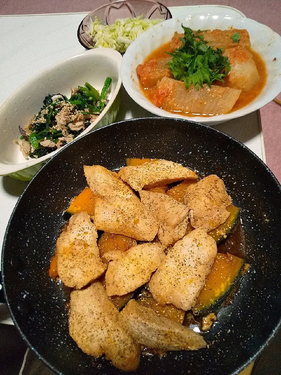 今日の晩御飯
※胸肉の醤油味醂漬けとかぼちゃ蒸し
※大根のトマト味噌煮
※ほうれん草とタタキのフレーク和え
※酢キャベツ
※ハイボール|れあMIXさん