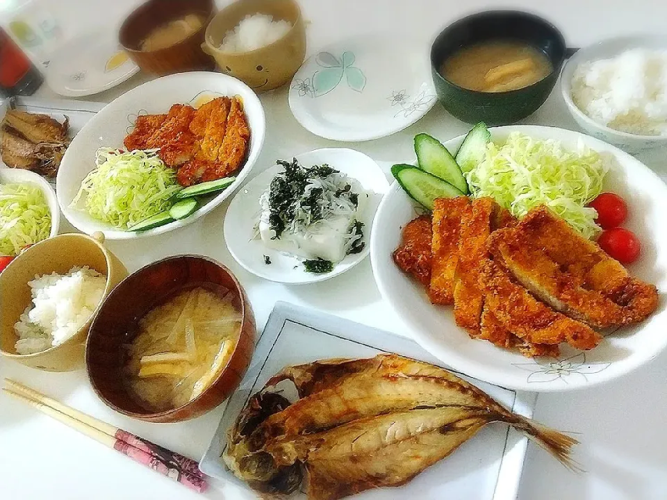 夕食(*^^*)
とんかつ&サラダ
焼き魚(アジ)
しらすと海苔フレークの冷やっこ
お味噌汁(大根、油揚げ)|プリン☆さん