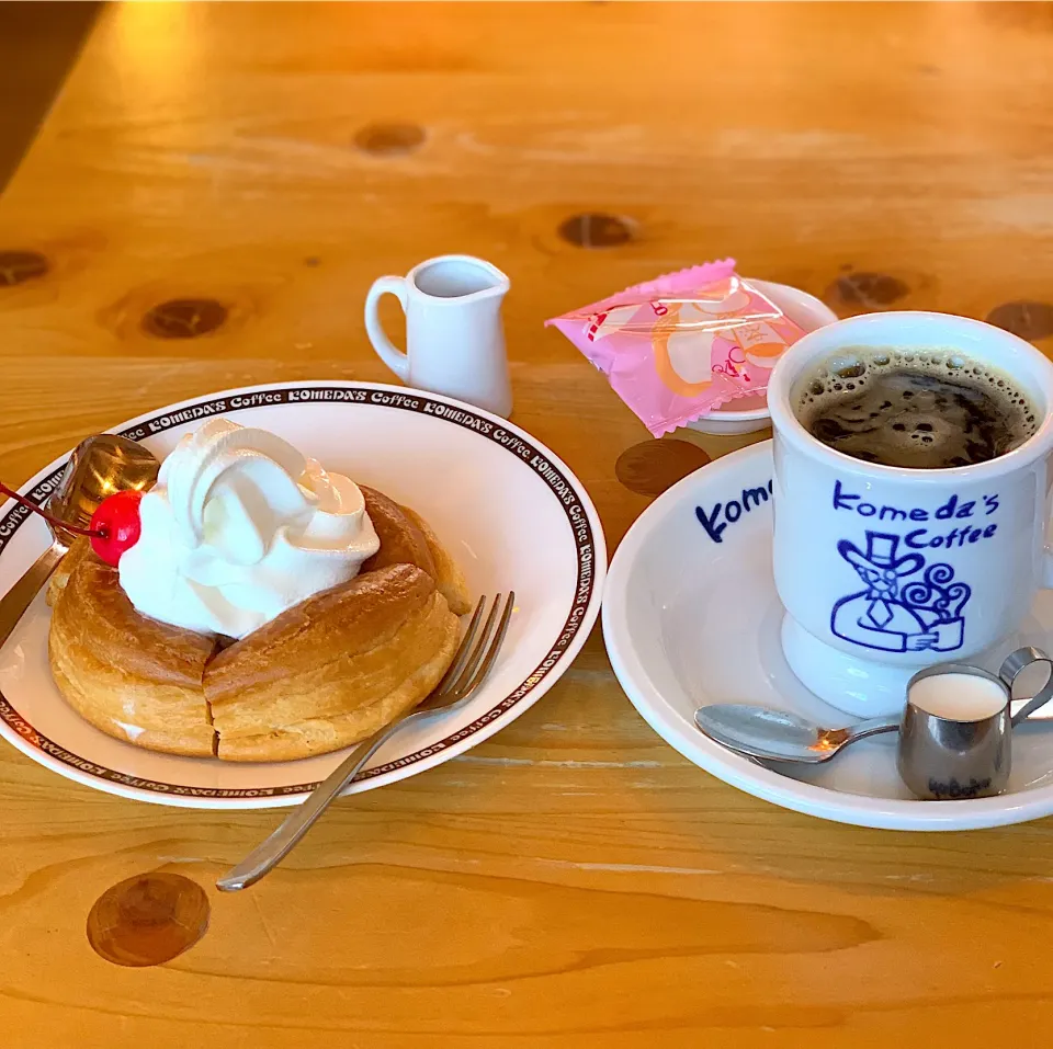 コメダ シロノワール…久しぶりに食べたけど 🍴フォークで切れなくで食べづらい💦|sakiさん