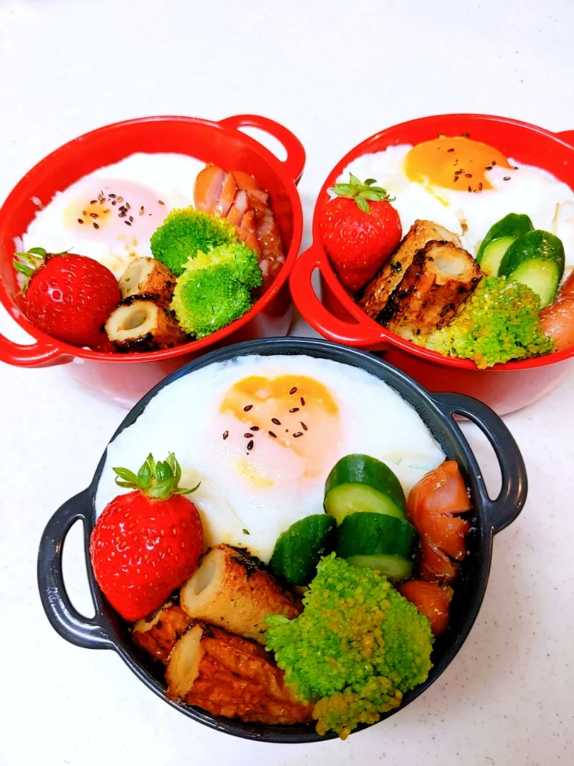 今日のお弁当☆
簡単目玉焼き♡急いで作りました。後、ブロッコリーが菜の花になりそうだったのでこちらも急いで茹でています（笑）(^_^;)|yuriさん