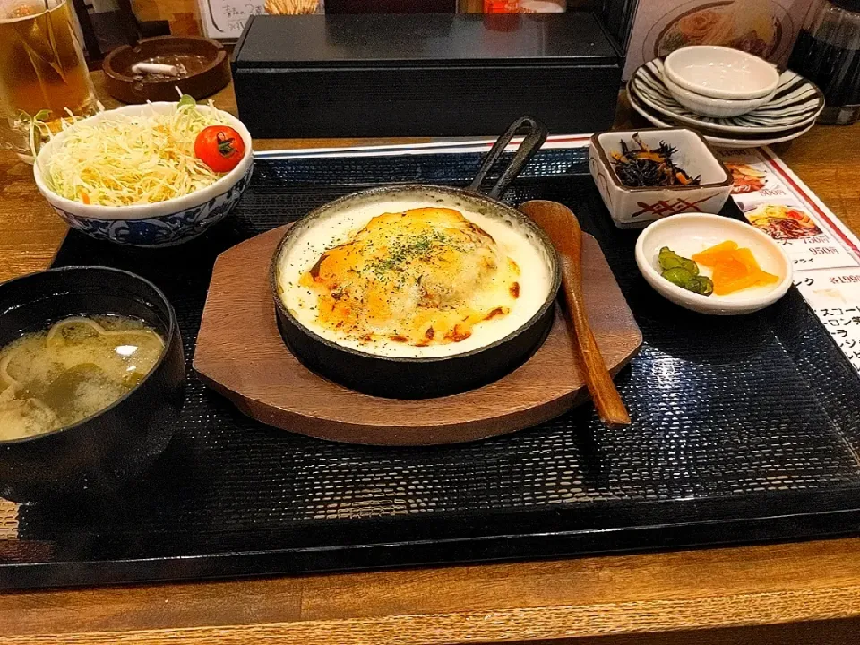 Snapdishの料理写真:夜勤明け休みのランチは初めて昭和ハイカラ洋食店、最初のメニューばハンバーググラタン定食と🍺|Tarou  Masayukiさん