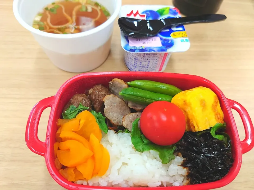 ★今日のお弁当★
❇️照り焼きミートボール
❇️ソーセージ（ジョンソンヴィル）
❇️あまーい玉子焼き|☆Chieco☆さん