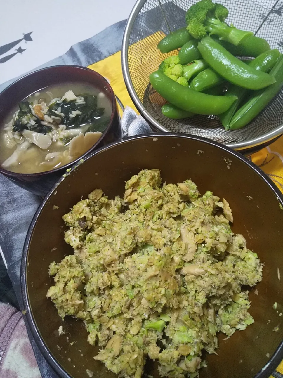 今日のお昼ごはん
※サバ缶とオートミールとブロッコリーの炒飯
※きのことワカメのお味噌汁
※スナップエンドウ|れあMIXさん