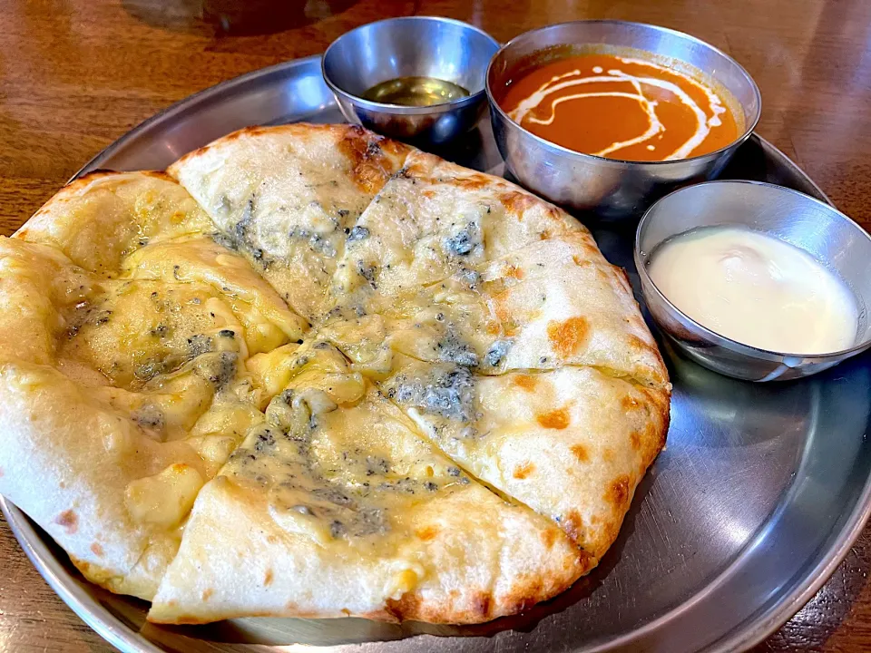 ゴルゴンゾーラチーズナンとバターチキンカレー|マハロ菊池さん