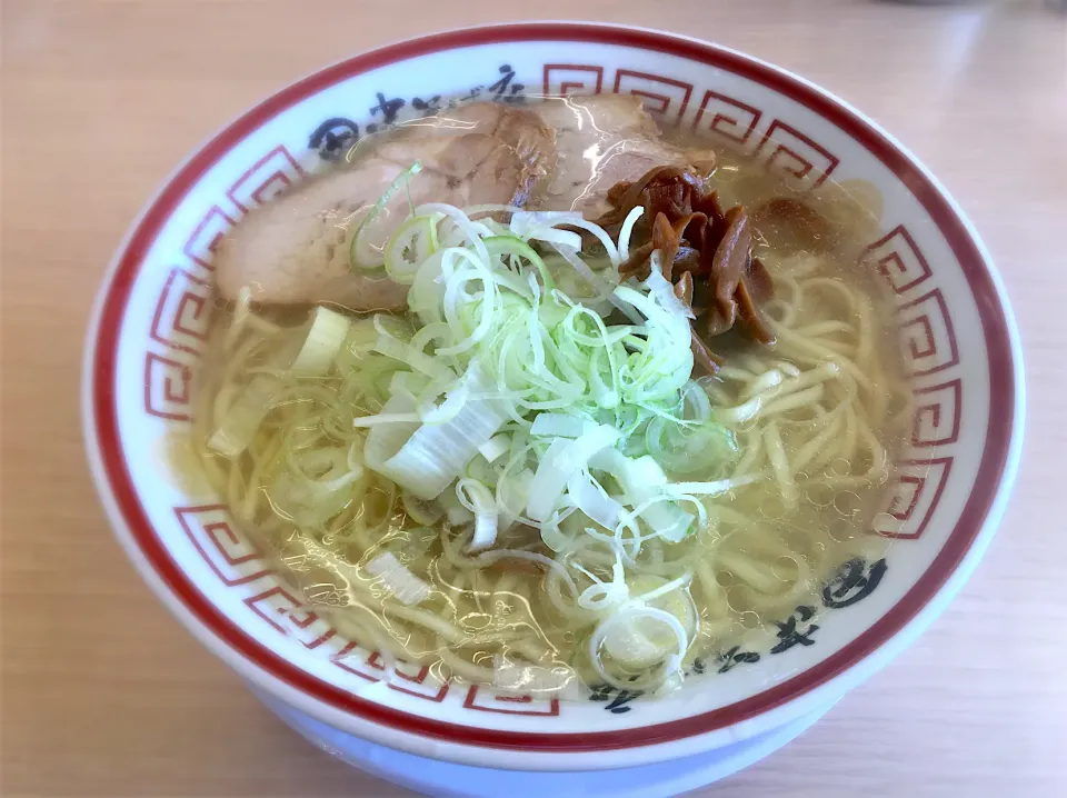 中華そば 麺大盛　非常にあっさりした豚骨醤油のスープに平打ちの中細麺で食べ応えがあります。途中で味変のため「香唐(shantou)」を少々振ったら美味しいけど辛かった(^-^;|リフルシャッフルさん