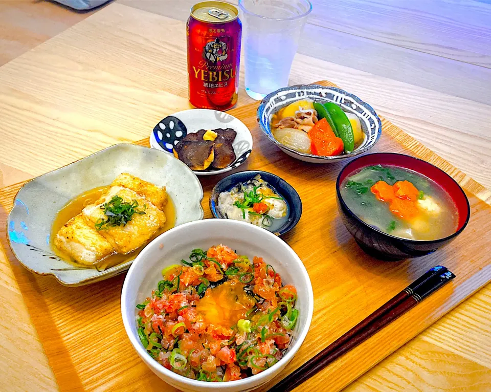 今日の夕食　ネギトロ丼　肉じゃが　胡麻豆腐の揚げ出し　あわび茸のバターソテーの生姜醤油かけ　蒸し牡蠣　蟹しんじょのお吸い物|ふわ猫はなちゃんさん