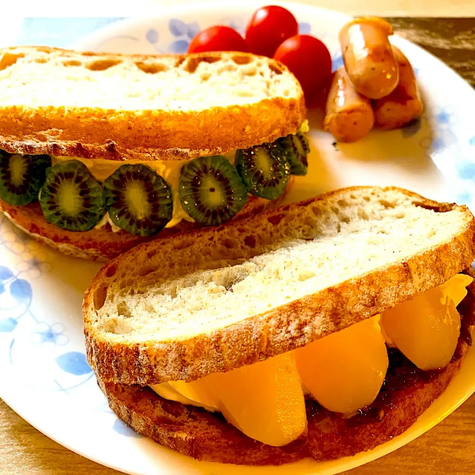 Snapdishの料理写真:バゲットサンド🥖ベビーキウイ&栗の甘露煮|みっこちゃんさん