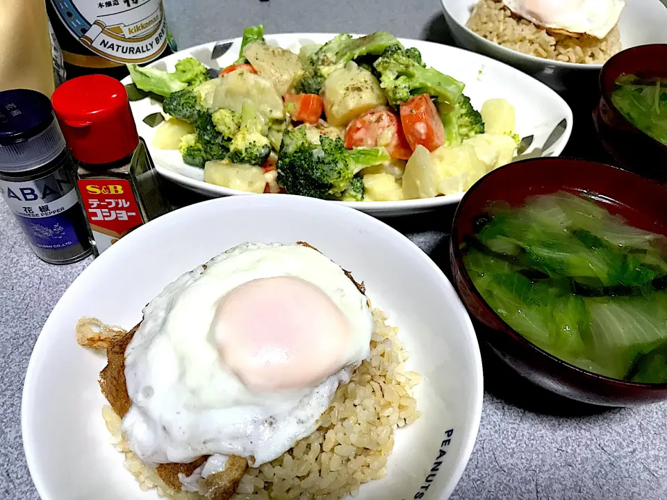 胡麻を入れたら塩ラーメンの味になった #夕飯 ロウカット玄米目玉焼き(ターンオーバーじゃないやつ)丼、ポテサラになる一歩手前サラダ、レタス豆苗昆布シャンタンスープ|ms903さん