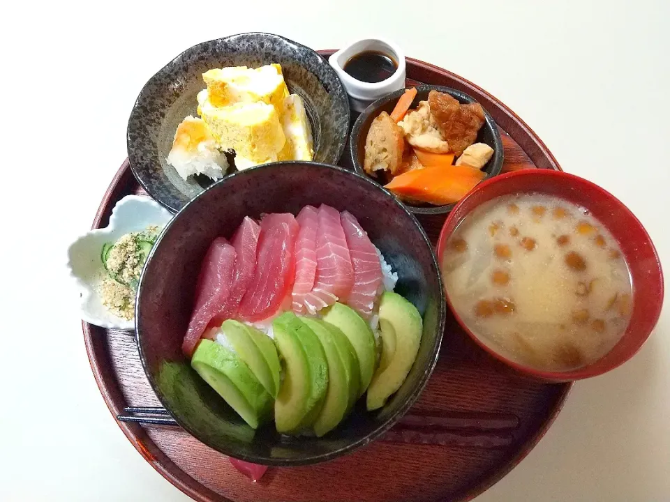 Snapdishの料理写真:鮪アボカド丼です😋|Yoshiko Miyazakiさん