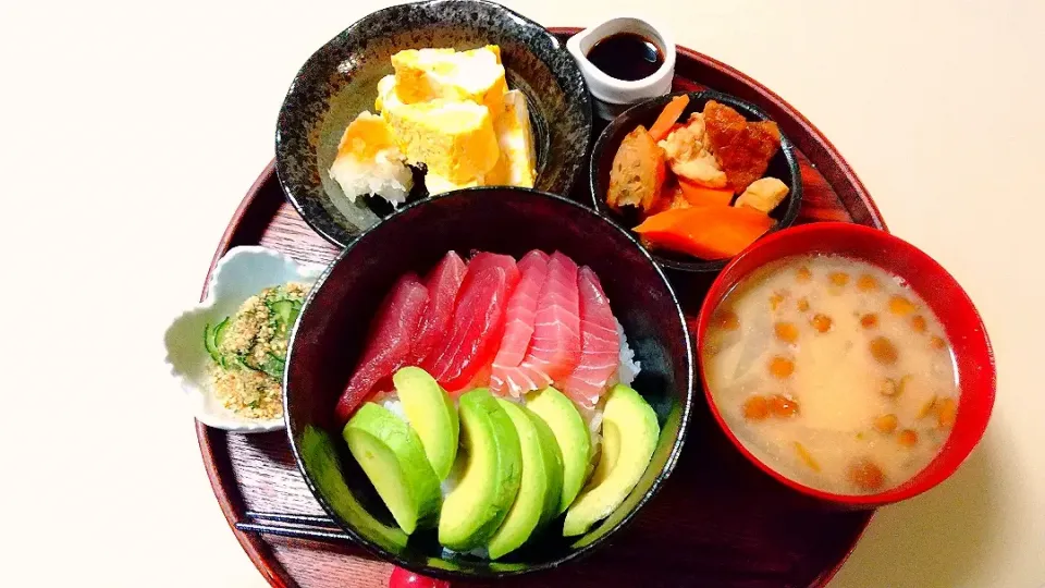 Snapdishの料理写真:鮪アボカド丼です😋|Yoshiko Miyazakiさん