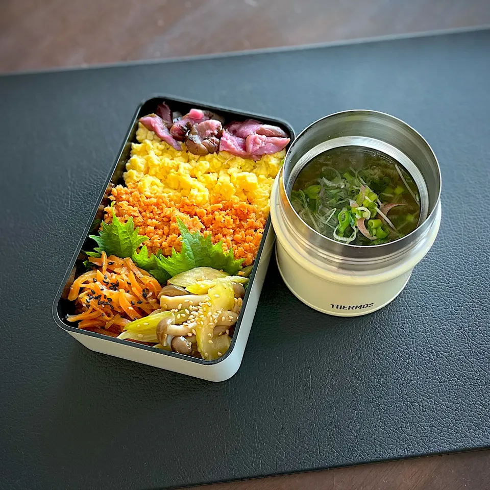 三色丼弁当、おぼろ昆布の味噌汁|恭子さん