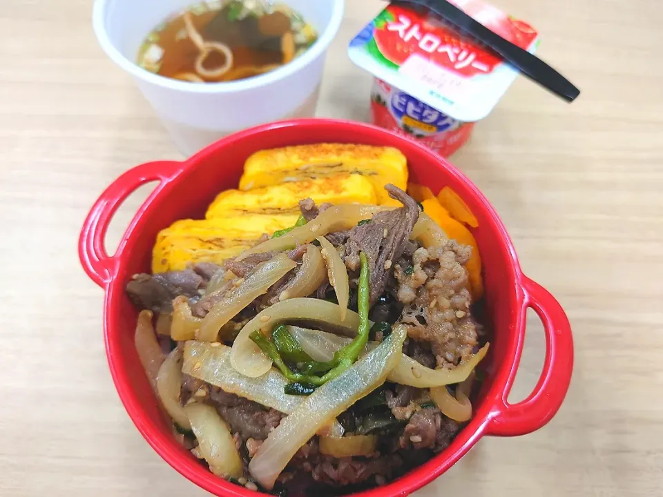 Snapdishの料理写真:★今日のお弁当★
❇️COSTCOプルゴギどーん
（玉ねぎとニラ足し）
❇️あまーい玉子焼き|☆Chieco☆さん