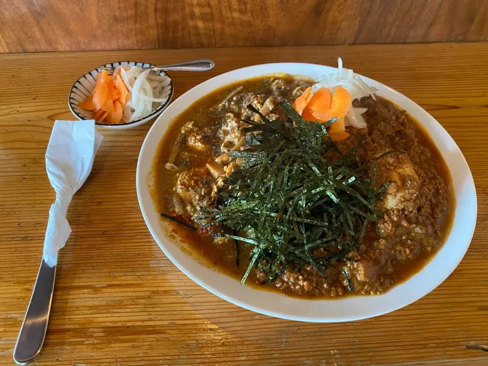 タイ風エビ玉と極辛キーマクラシックのりだくあいがけ🦐🍛味玉トッピング🥚、ピクルスマシマシ🥒|buhizouさん