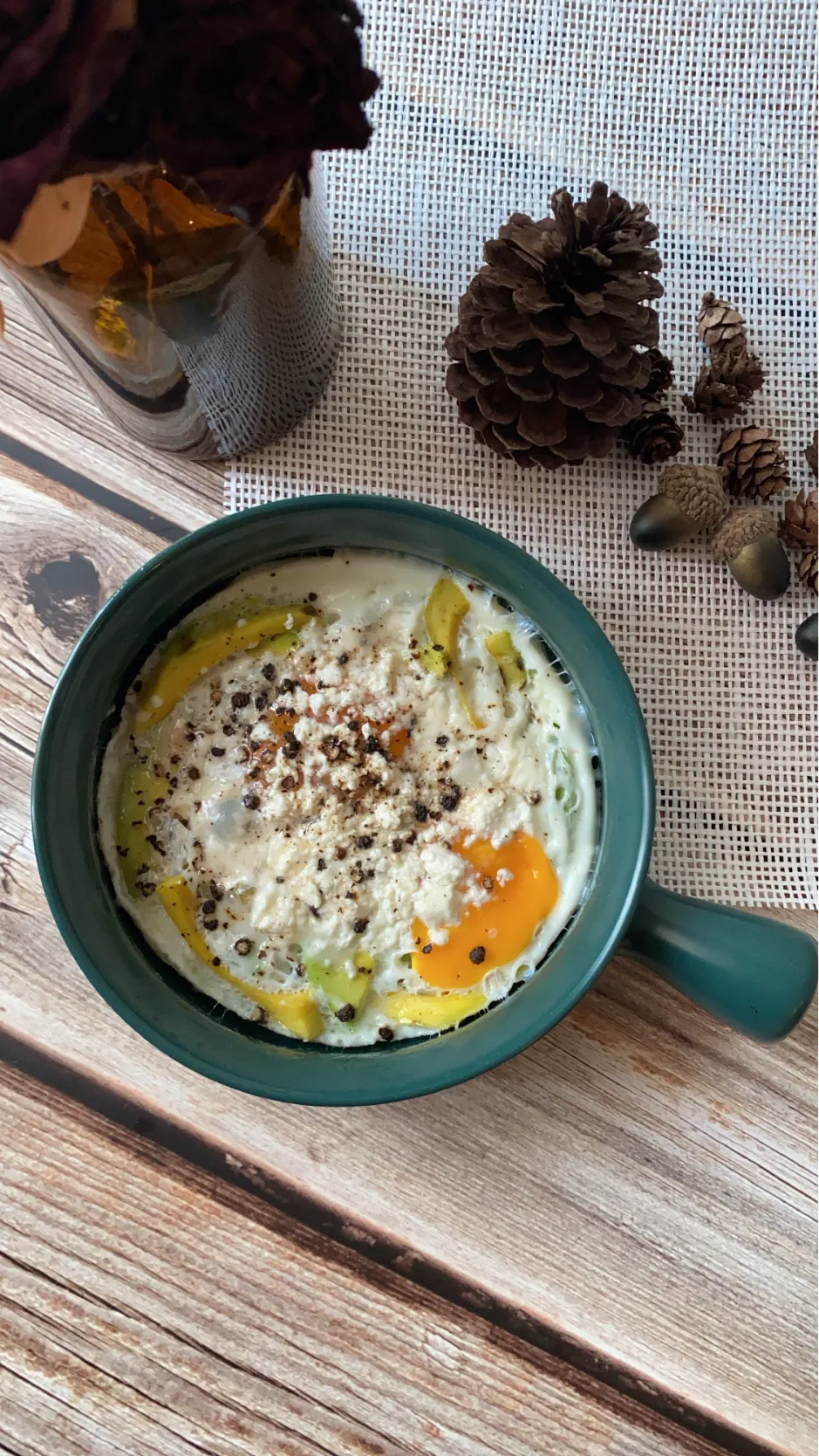 Baked eggs with avocado & feta|Natchy🦋さん