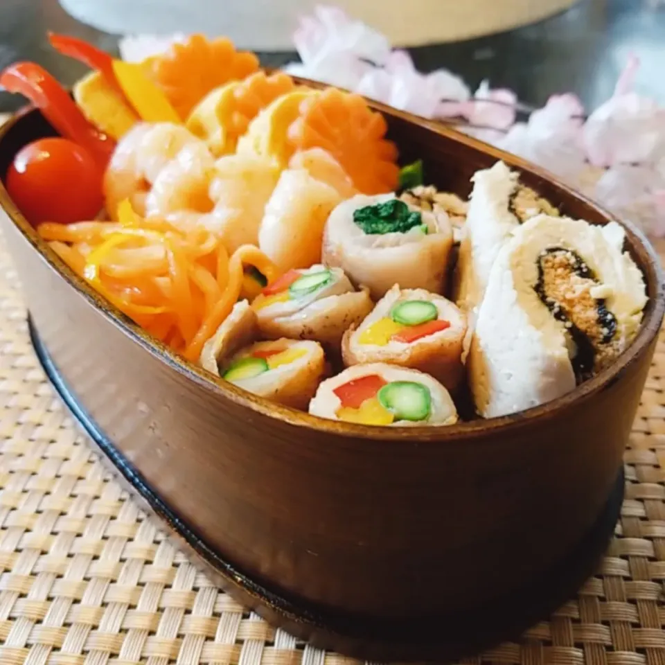 今日のお弁当。
ささみ明太海苔ロール。色々豚肉巻き。|yoshiyoshiさん