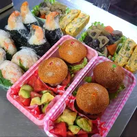 Snapdishの料理写真:3月12日のお弁当

・ミニハンバーガー
・エビの天むす
・桜エビの大葉巻きおむすび
・筑前煮
・卵焼き
・アボカドとトマトのマリネ|acoさん