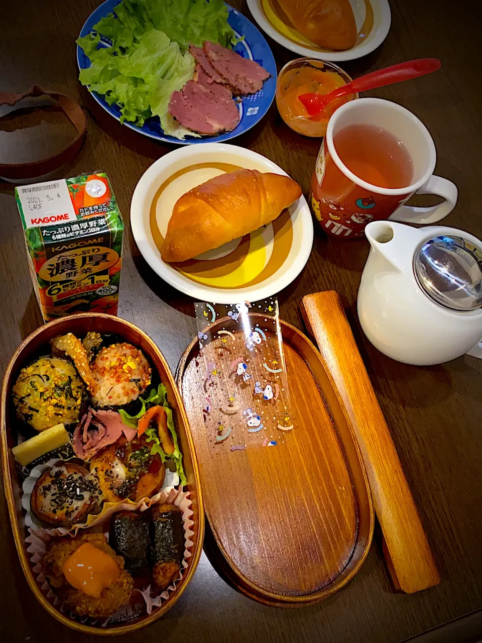 お弁当🍱　おむすび　玄米ごはん　のりたま、すき焼きふりかけ　焼き海苔　海老唐揚げ　白胡麻　サーモンレタス巻き　パストラミビーフ　揚げタコ焼き　ソースマヨネーズ青海苔　揚げ薩摩芋の炙りチーズ　海苔巻き鶏唐揚げ　フライドチキン　オーロラ辛ソース　野菜ジュース　🥐塩バターパン　☕️フルーツティー|ch＊K*∀o(^^*)♪さん