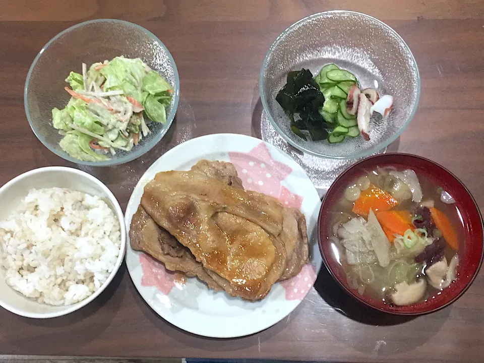 Snapdishの料理写真:豚の生姜焼き 豚汁 きゅうりとタコの酢の物 ごぼうとレタスのサラダ|おさむん17さん