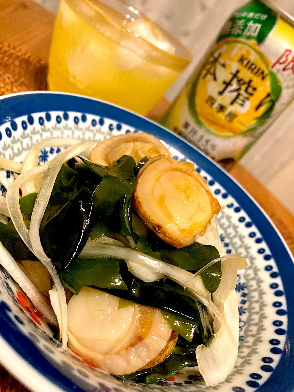 新玉ねぎと新物ワカメとベビーホタテのポン酢和え😋🍻💕✨|アイさん