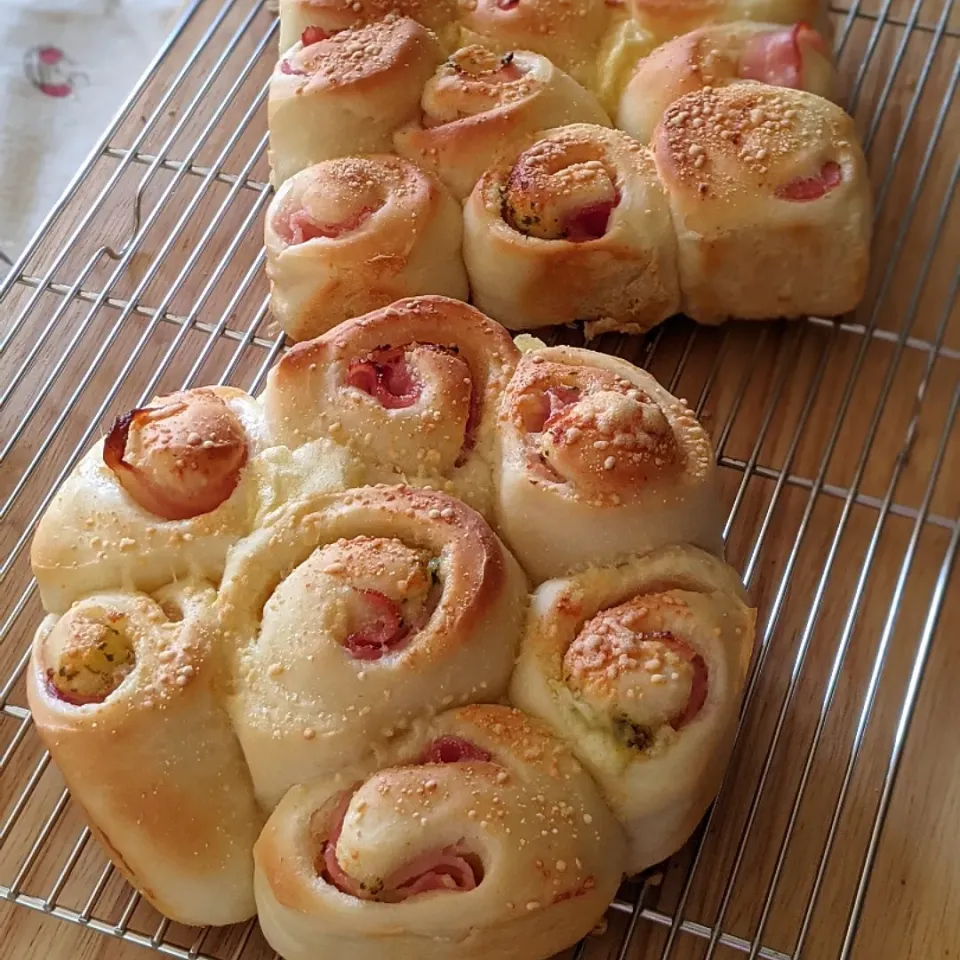 Snapdishの料理写真:ベーコンちぎりパン🍞|kajumamaさん