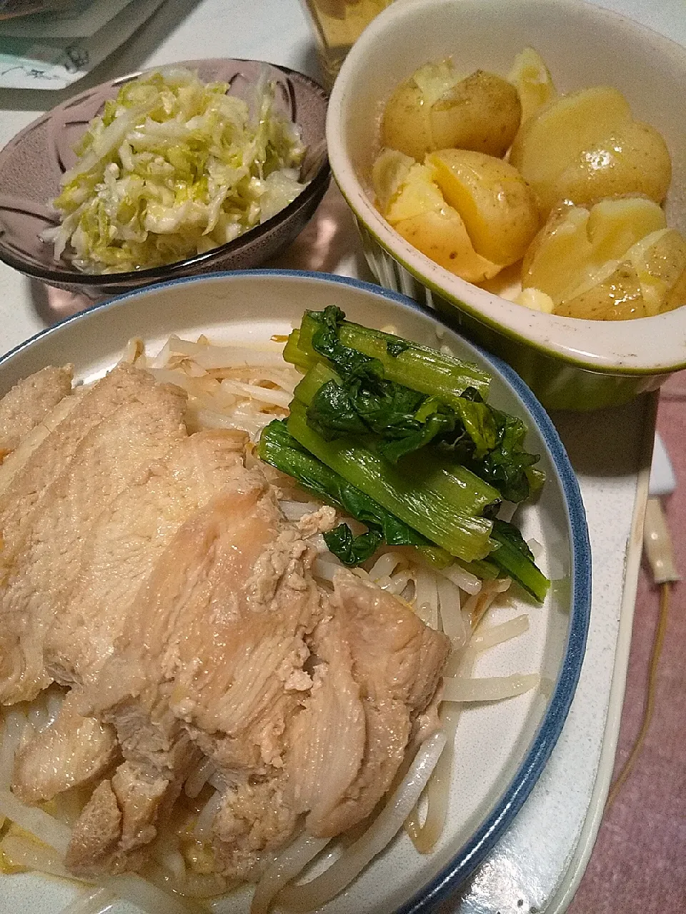 今日の晩御飯
※鶏むねの味醂醤油漬けの蒸し鶏もやし
※小松菜の柚子胡椒おひたし
※新じゃがバター
※酢キャベツ
※ハイボール|れあMIXさん