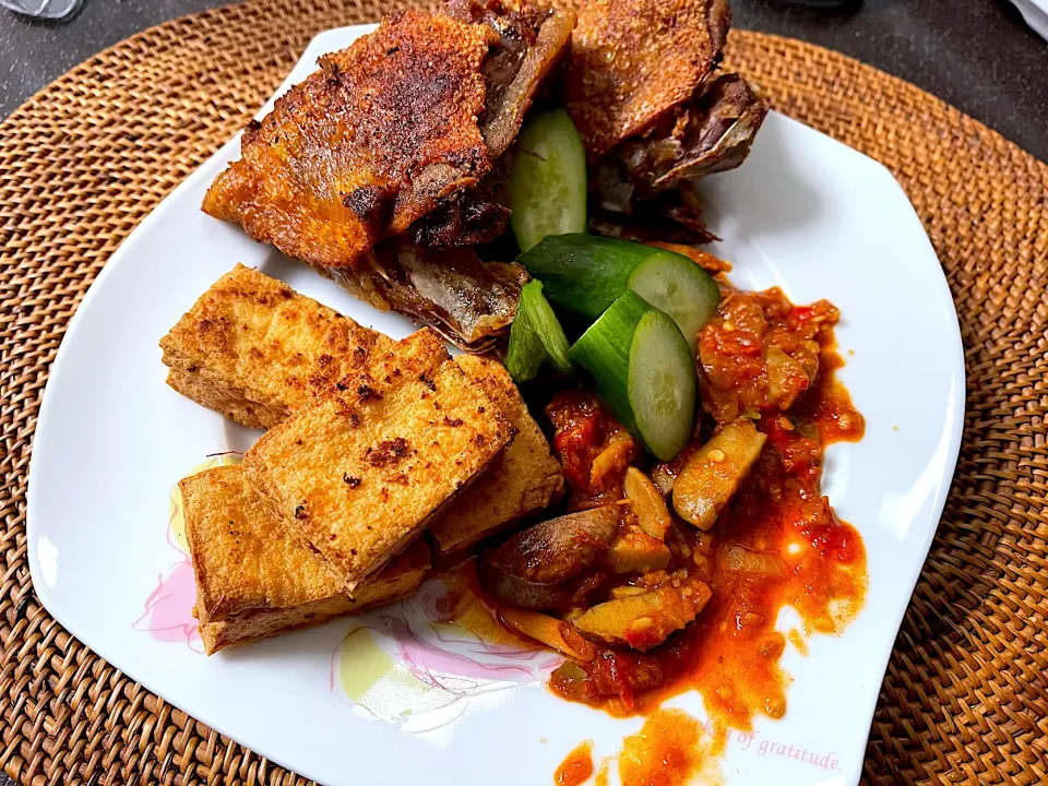 Ayam goreng, jengkol & tahu goreng|yeni kartikasariさん