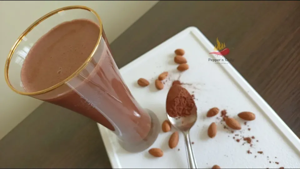 Snapdishの料理写真:Vegan chocolate smoothie|Pepper n Chillyさん