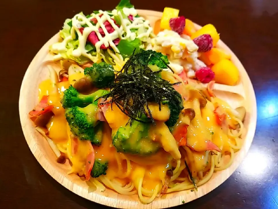 明太子カルボナーラのsaladプレート
～カットフルーツ添え🌷～|KANAさん